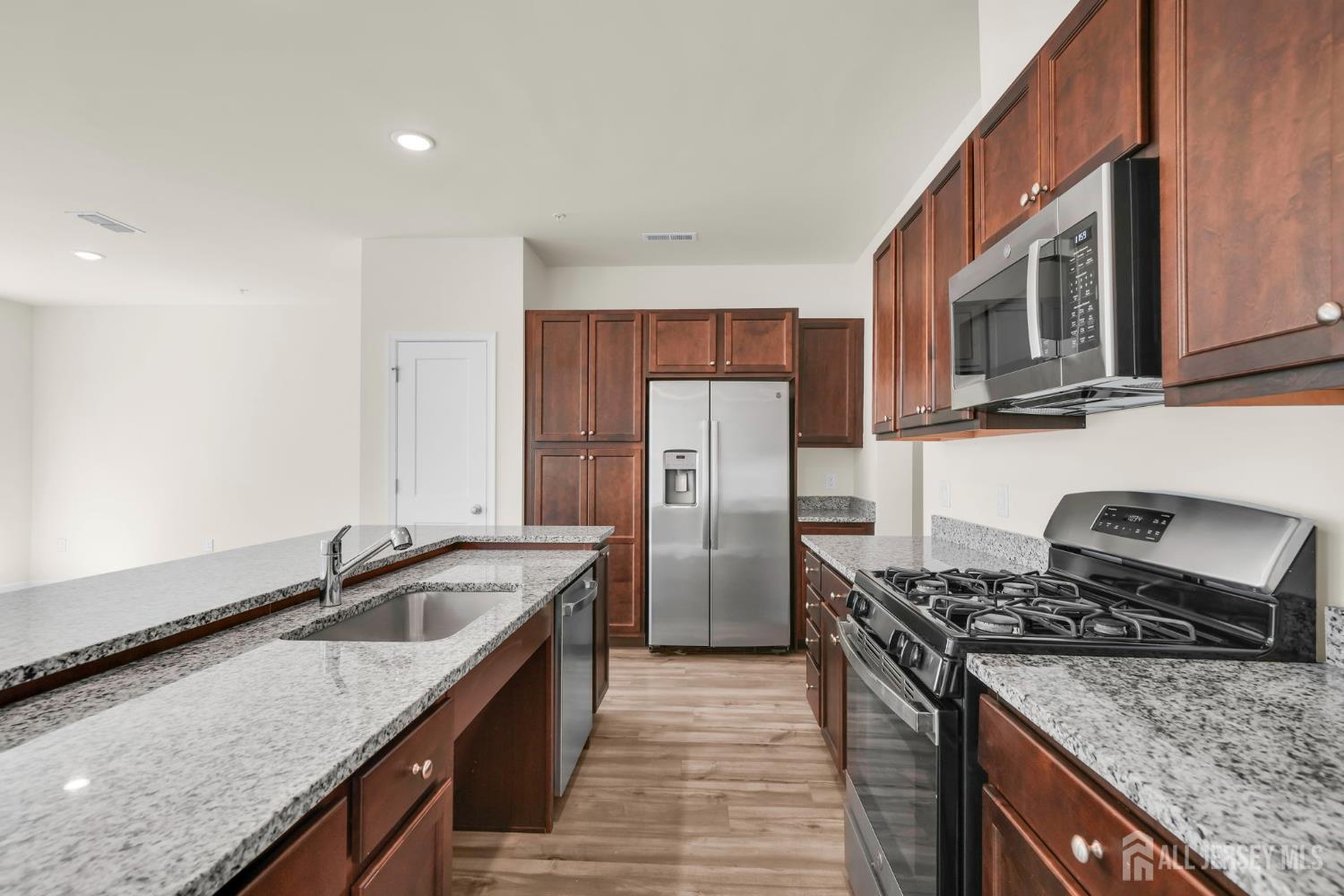 228 Park Lane Dunellen, NJ 08812 - Photo 5 of 25