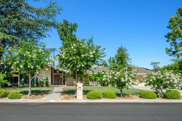 $549,000 | 5367 North Briarwood Avenue, Fresno, CA 93711