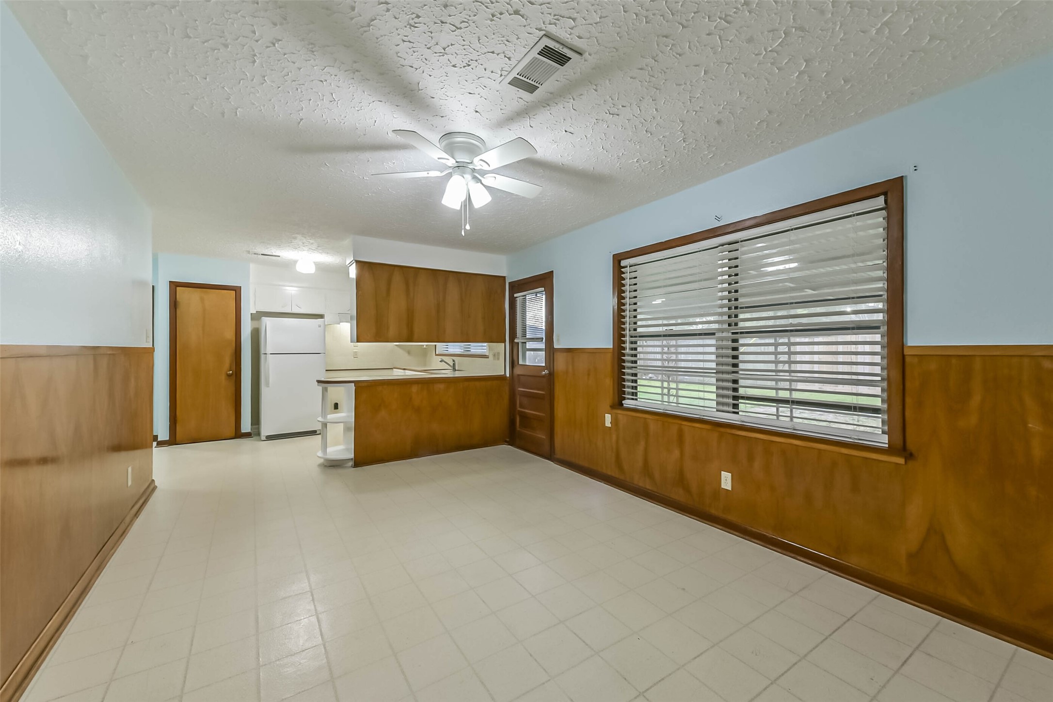 705 Dunwick Lane Pasadena, TX 77502 - Photo 13 of 27 a large room with windows