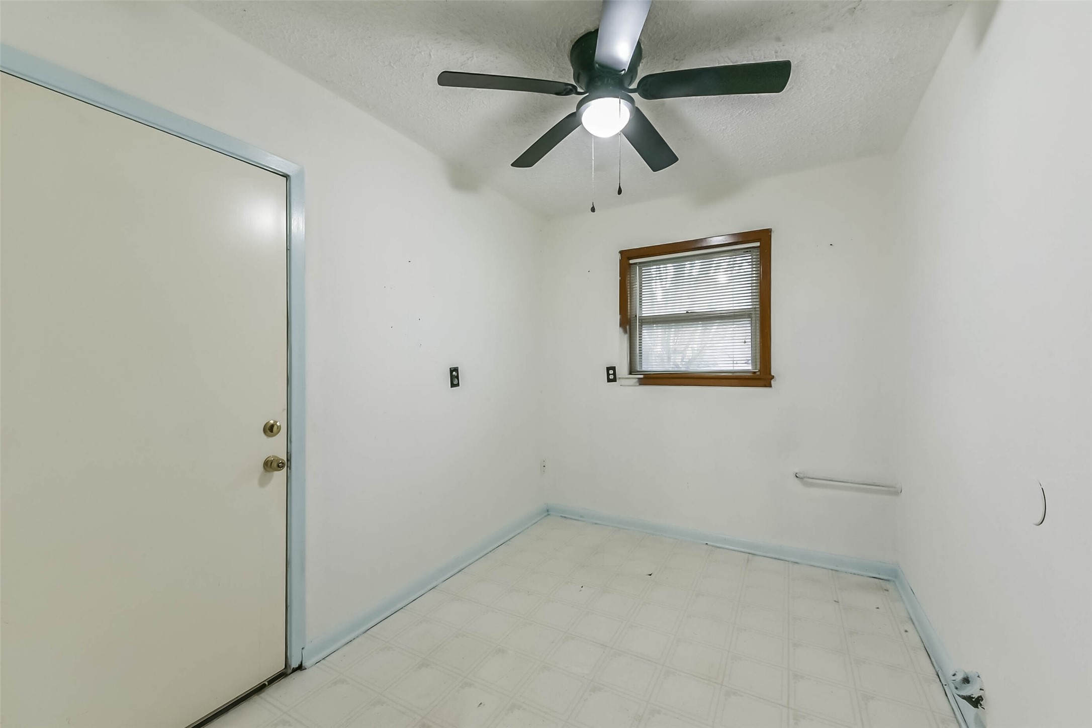 705 Dunwick Lane Pasadena, TX 77502 - Photo 16 of 27 an empty room with a window and a fan