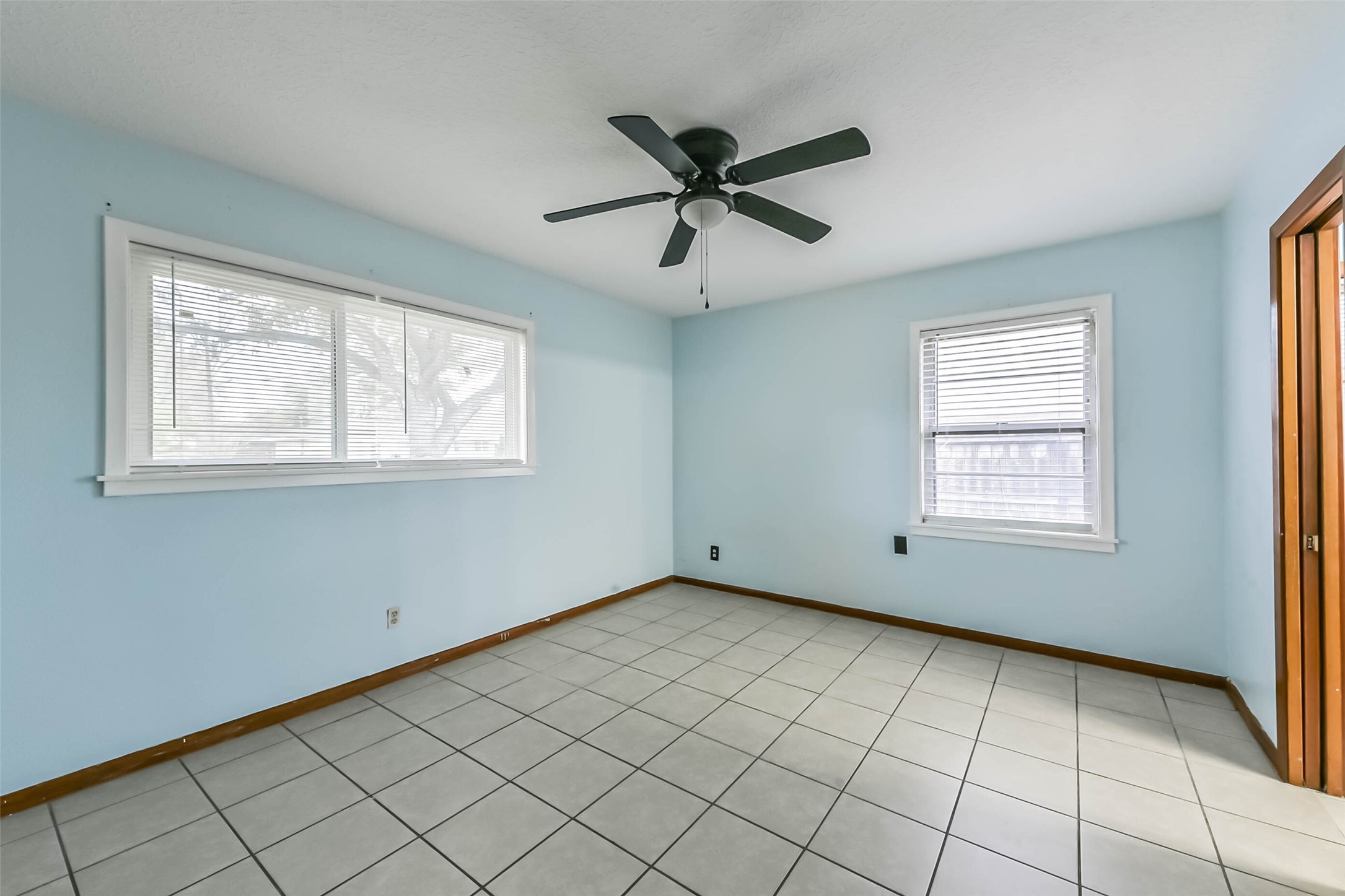 705 Dunwick Lane Pasadena, TX 77502 - Photo 18 of 27 a view of an empty room with a window