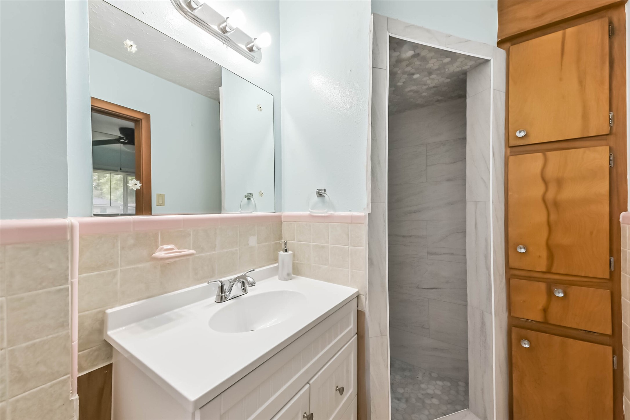 705 Dunwick Lane Pasadena, TX 77502 - Photo 19 of 27 a bathroom with a sink and mirror