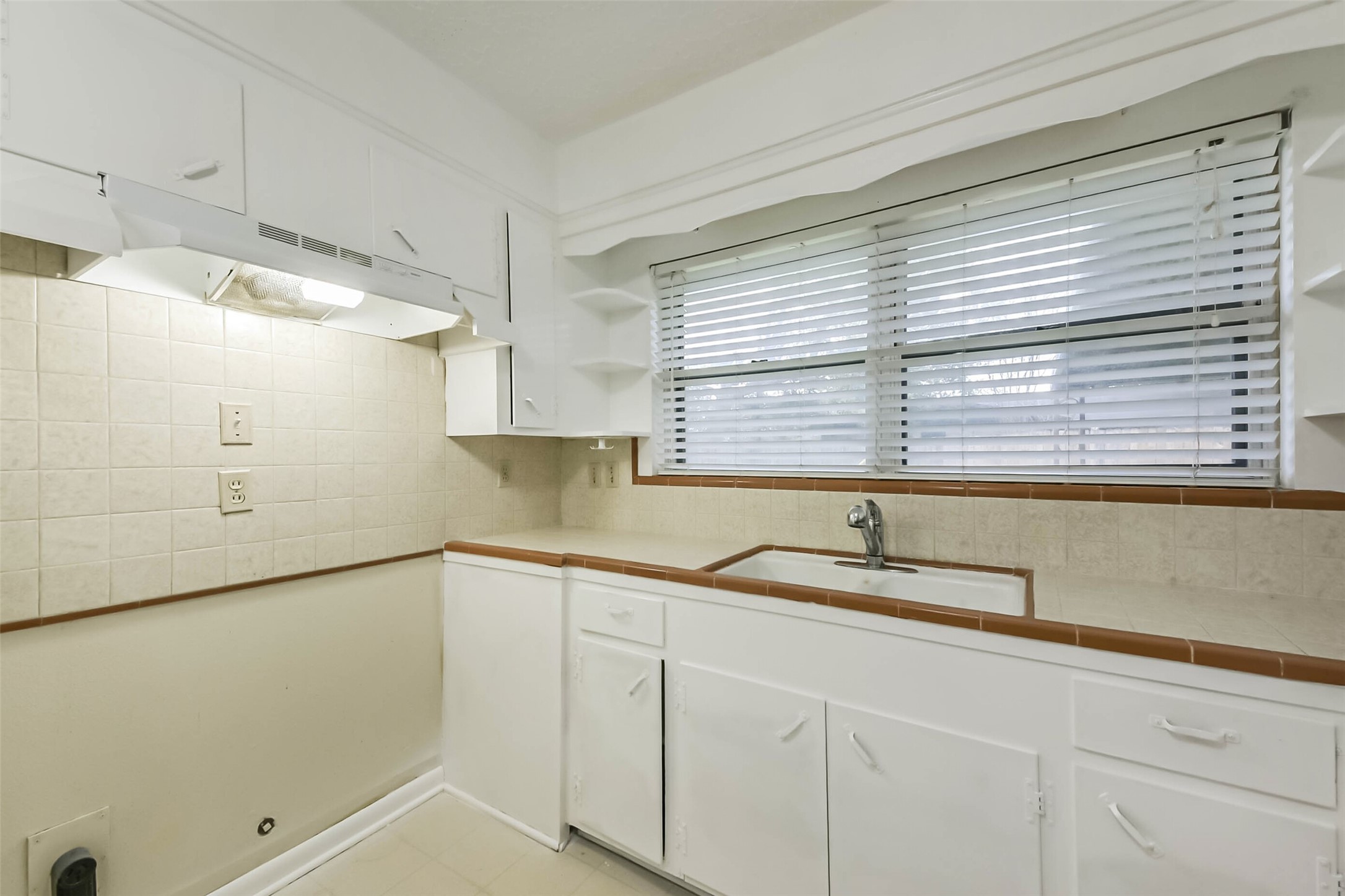 705 Dunwick Lane Pasadena, TX 77502 - Photo 9 of 27 a kitchen with a sink and cabinets