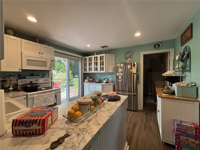 $2,700 | 6 Hickory Avenue, Middletown, RI 02842