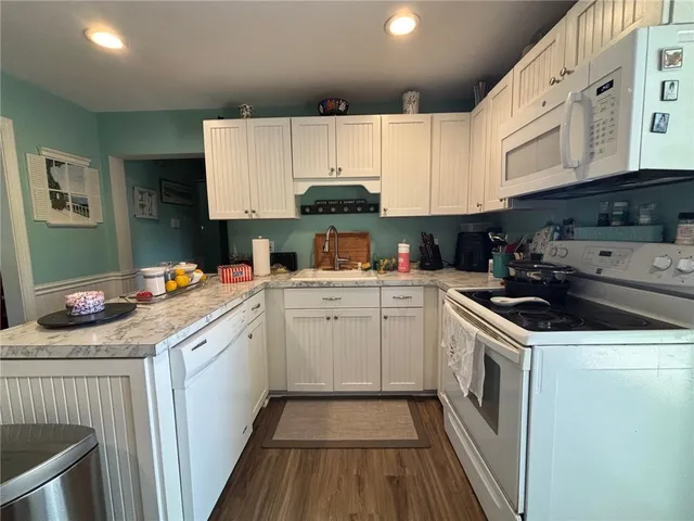 $2,700 | 6 Hickory Avenue, Middletown, RI 02842