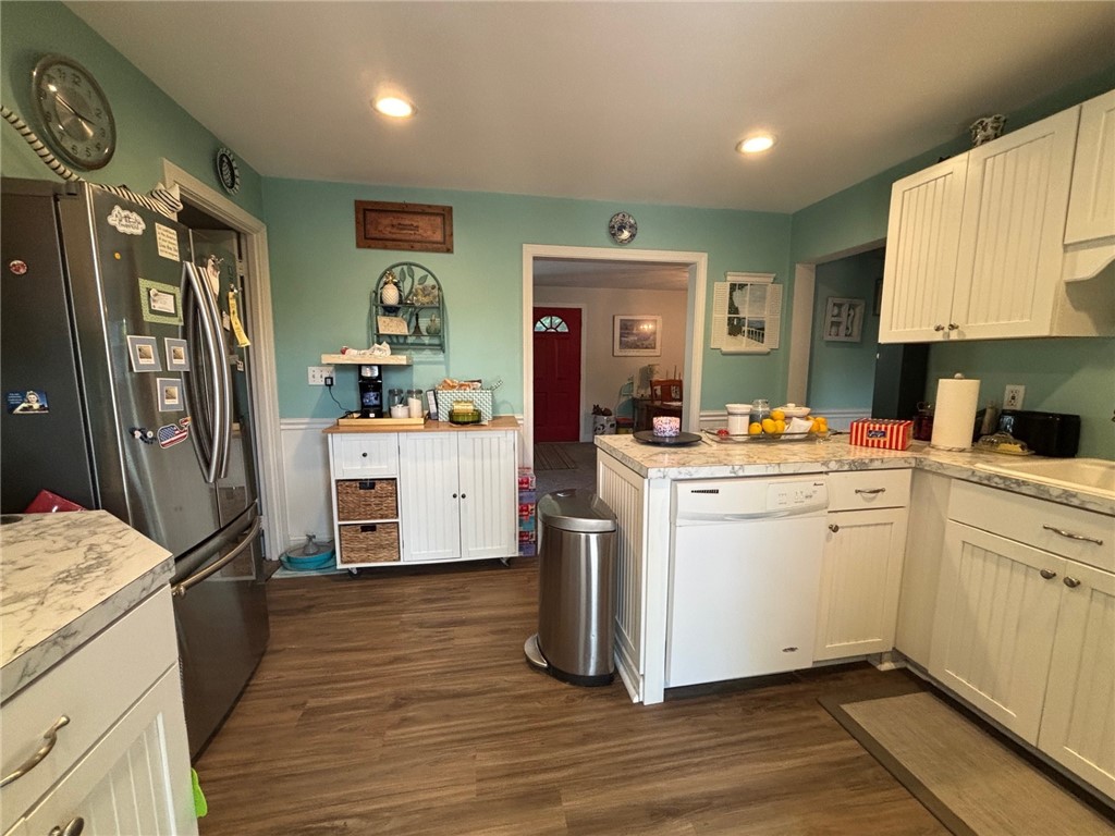 6 Hickory Avenue Middletown, RI 02842 - Photo 16 of 23