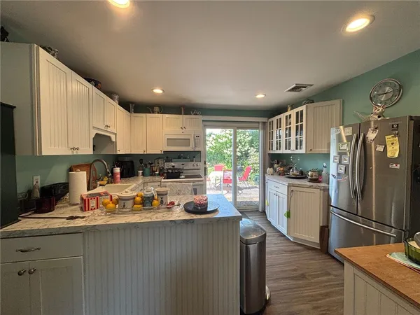 $2,700 | 6 Hickory Avenue, Middletown, RI 02842