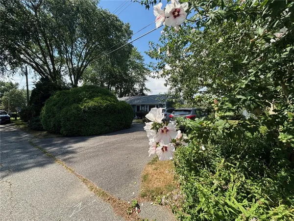 $2,700 | 6 Hickory Avenue, Middletown, RI 02842