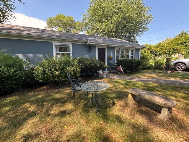 $2,700 | 6 Hickory Avenue, Middletown, RI 02842