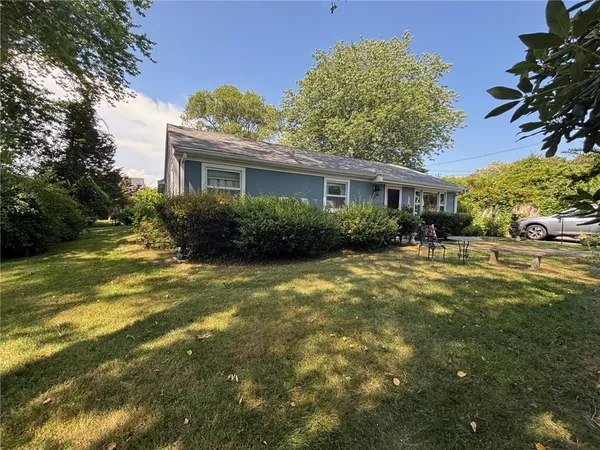 $2,700 | 6 Hickory Avenue, Middletown, RI 02842