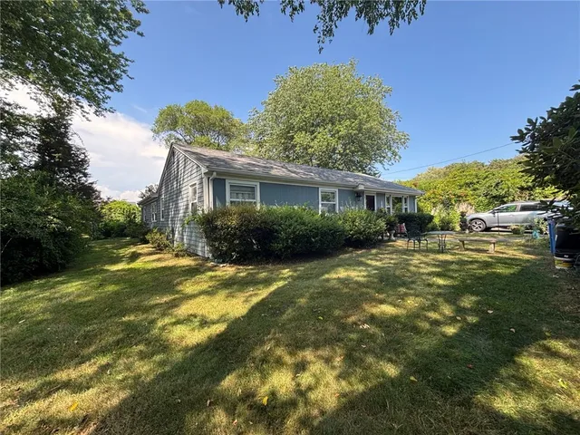 $2,700 | 6 Hickory Avenue, Middletown, RI 02842