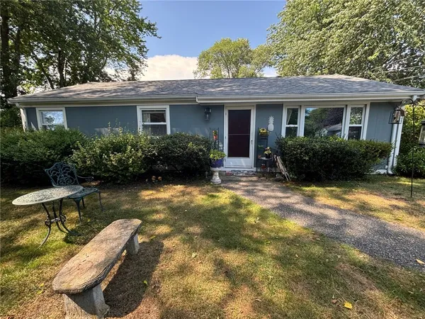 $2,700 | 6 Hickory Avenue, Middletown, RI 02842