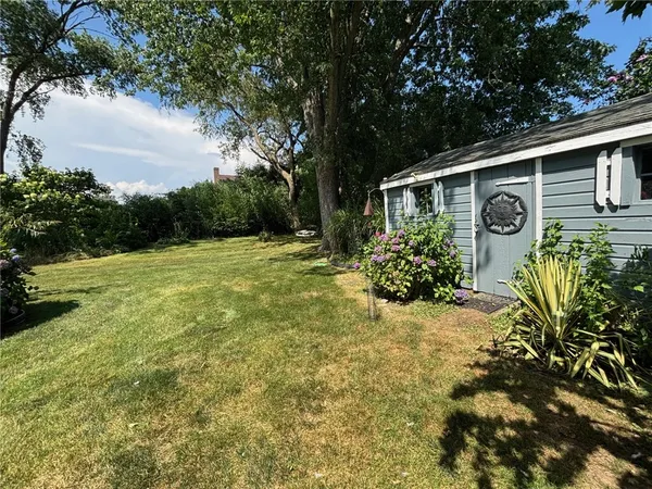 $2,700 | 6 Hickory Avenue, Middletown, RI 02842