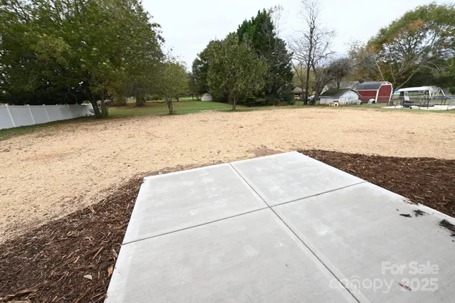 a view of a backyard