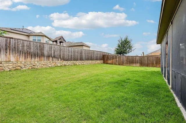 a view of a back yard