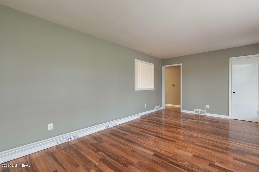 10707 Deering Road Louisville, KY 40272 - Photo 9 of 49 Living Room