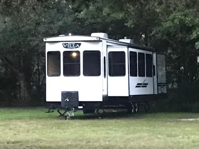 a view of a back yard