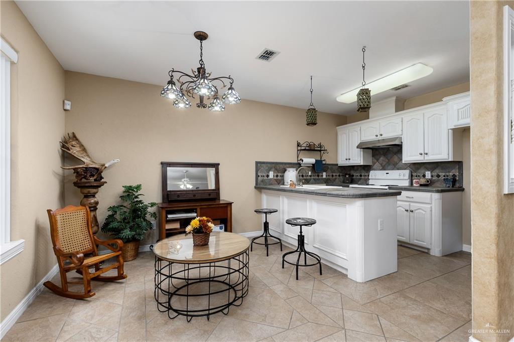 2116 West Alberta Road Edinburg, TX 78539 - Photo 29 of 35 Guest House kitchen and breakfast area