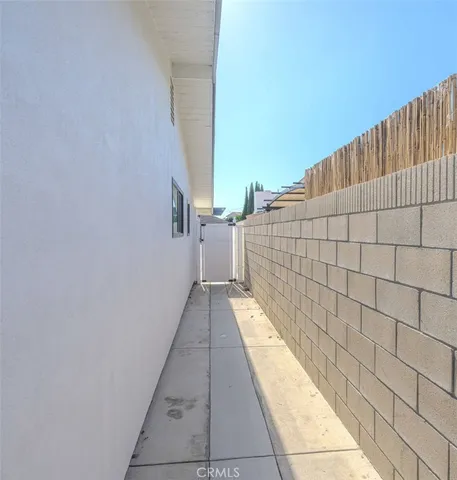 a view of walk in entryway