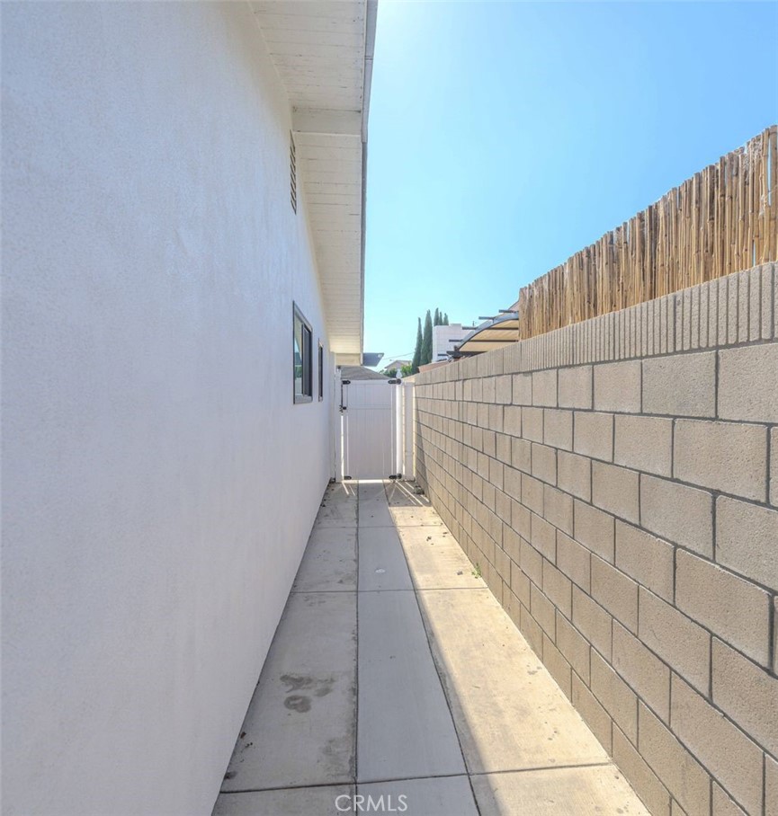 5825 View Circle Huntington Beach, CA 92649 - Photo 23 of 28 a view of a balcony