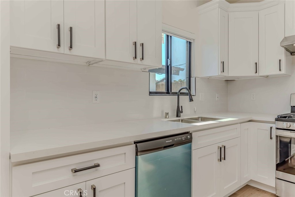 5825 View Circle Huntington Beach, CA 92649 - Photo 9 of 28