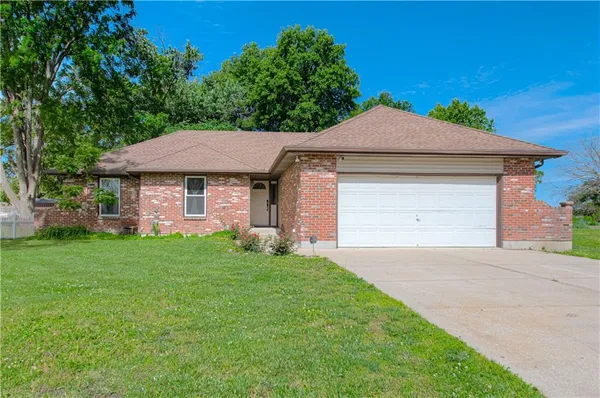 $330,000 | 304 Zoe Avenue, Buckner, MO 64016
