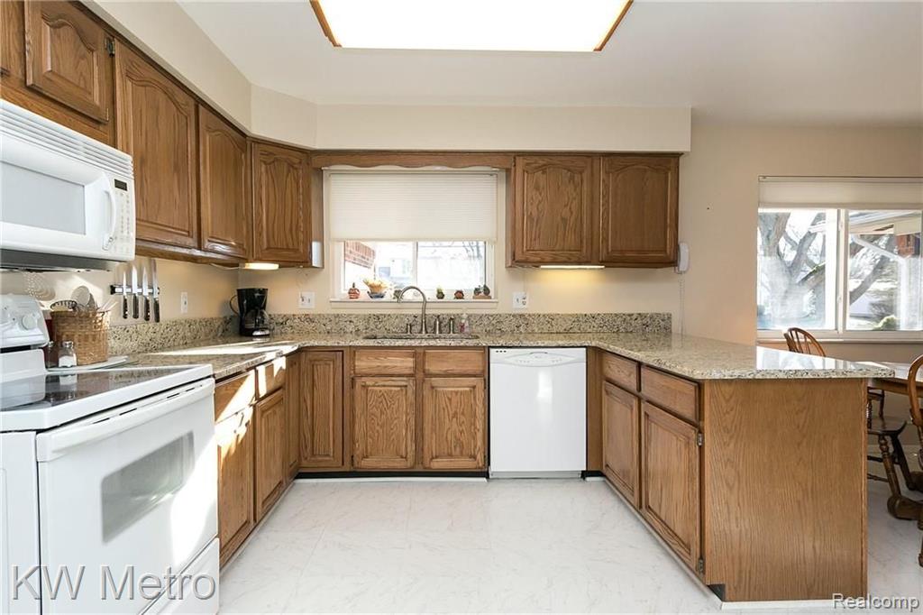 848 Croydon Road Rochester Hills, MI 48309 - Photo 8 of 34