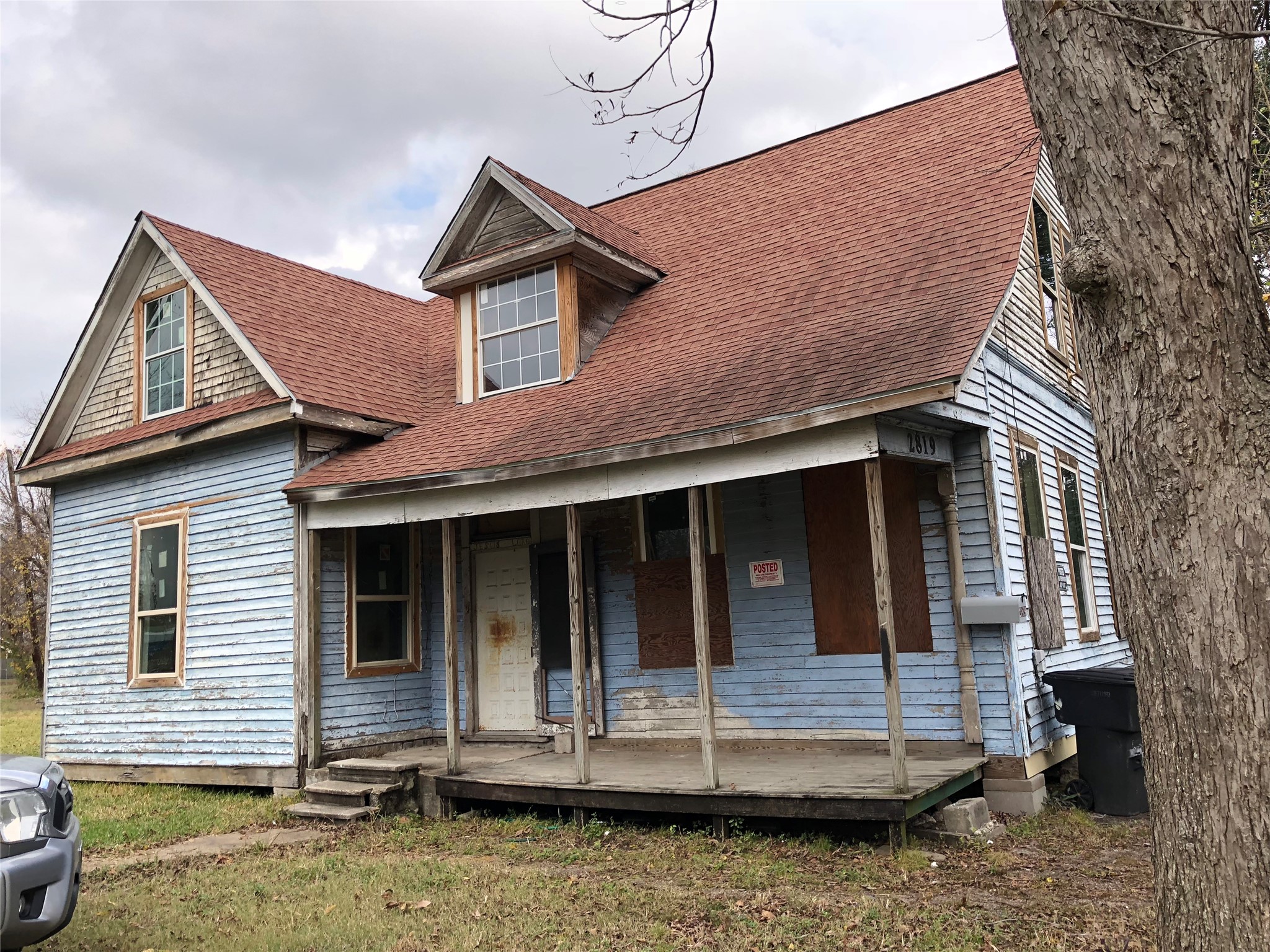 2819 Newhoff Street Houston, TX 77026 - Photo 4 of 12 a house view with a garden space