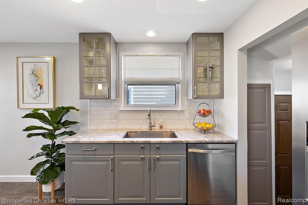 1229 Cambridge Road Berkley, MI 48072 - Photo 22 of 46