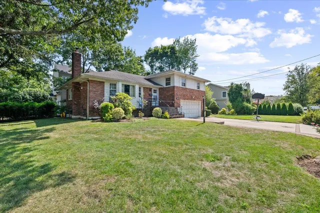a view of a house with backyard and garden