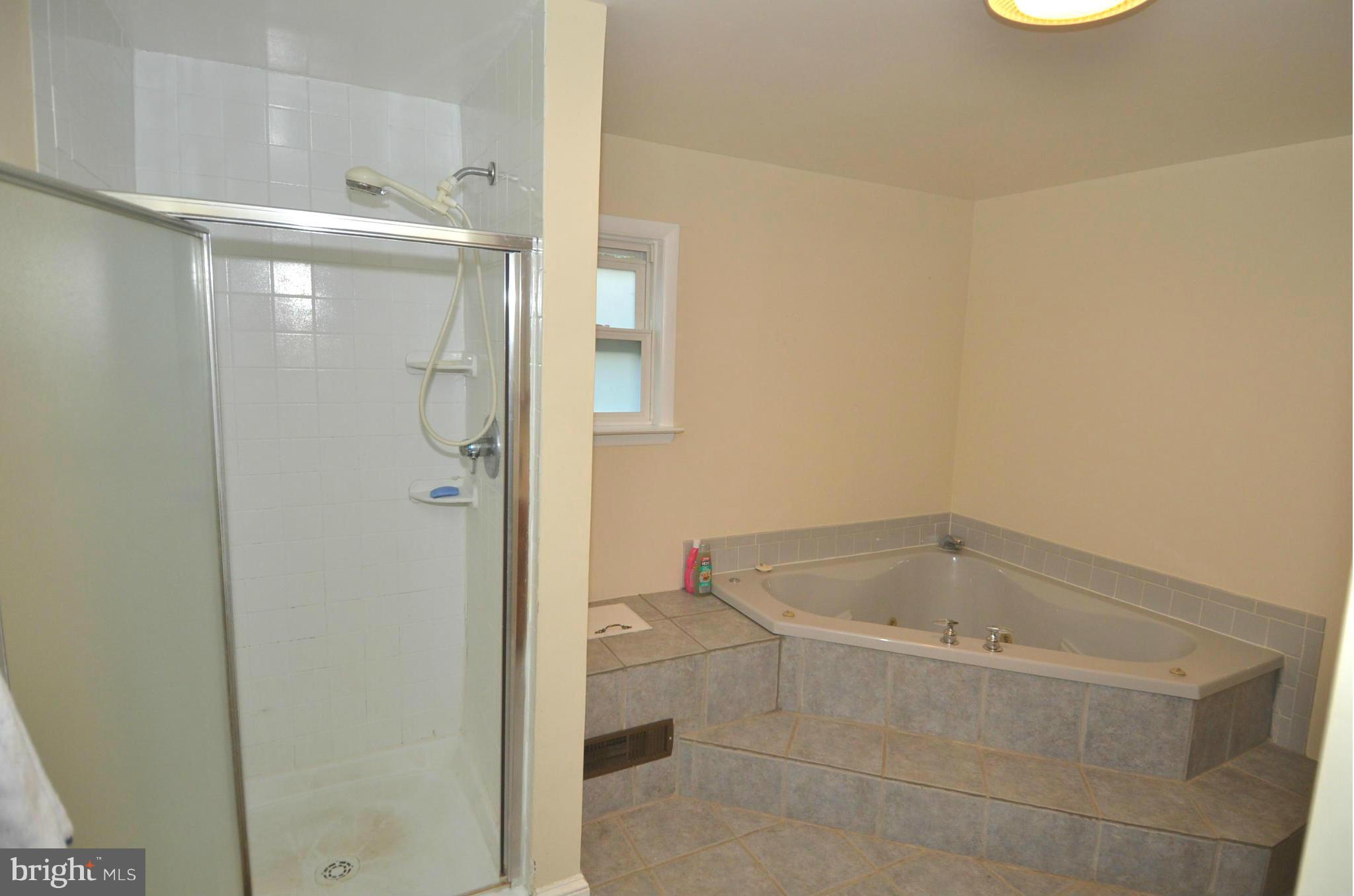 11806 Selfridge Road Silver Spring, MD 20906 - Photo 12 of 25 a bathroom with a bathtub and toilet