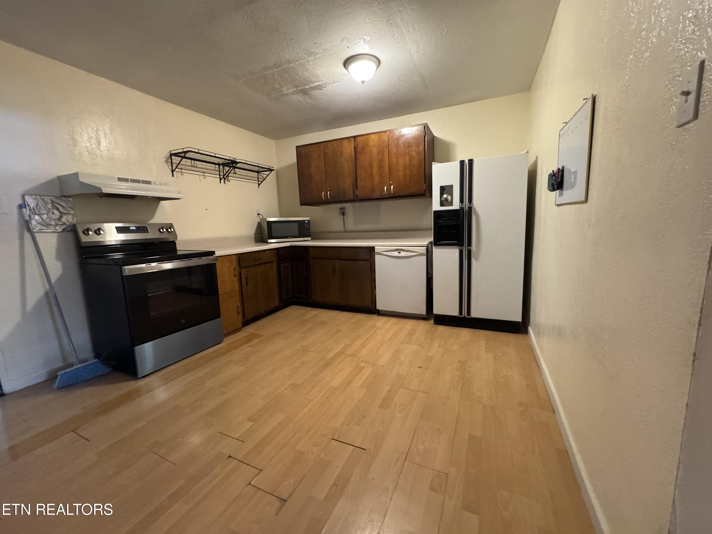 709 Fowler Street Clinton, TN 37716 - Photo 3 of 8 IMG_9046