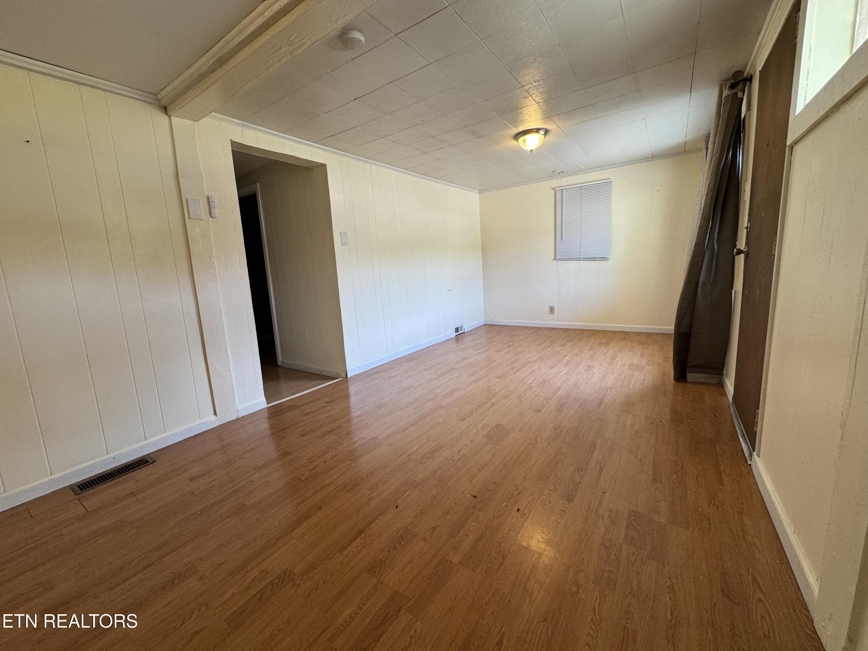 709 Fowler Street Clinton, TN 37716 - Photo 4 of 8 IMG_9040