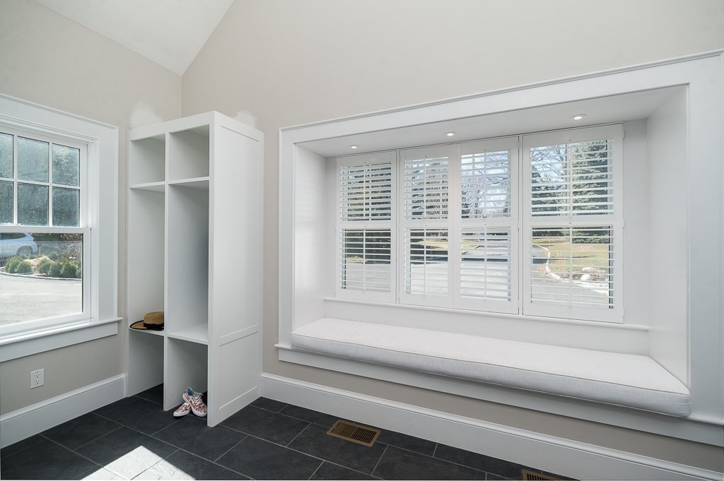 325 Ocean Avenue Marblehead, MA 01945 - Photo 13 of 36