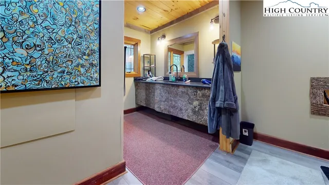 $865,000 | 811 Hemlock Drive, Newland, NC 28657