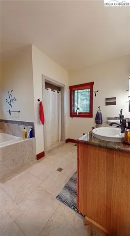 $865,000 | 811 Hemlock Drive, Newland, NC 28657