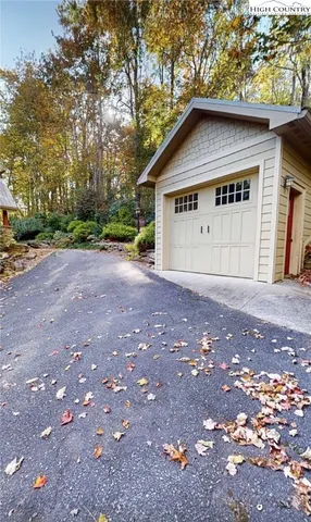 $865,000 | 811 Hemlock Drive, Newland, NC 28657