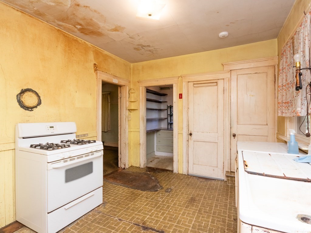 12 Carter Road Braintree, MA 02184 - Photo 21 of 34 a kitchen with a stove and a refrigerator