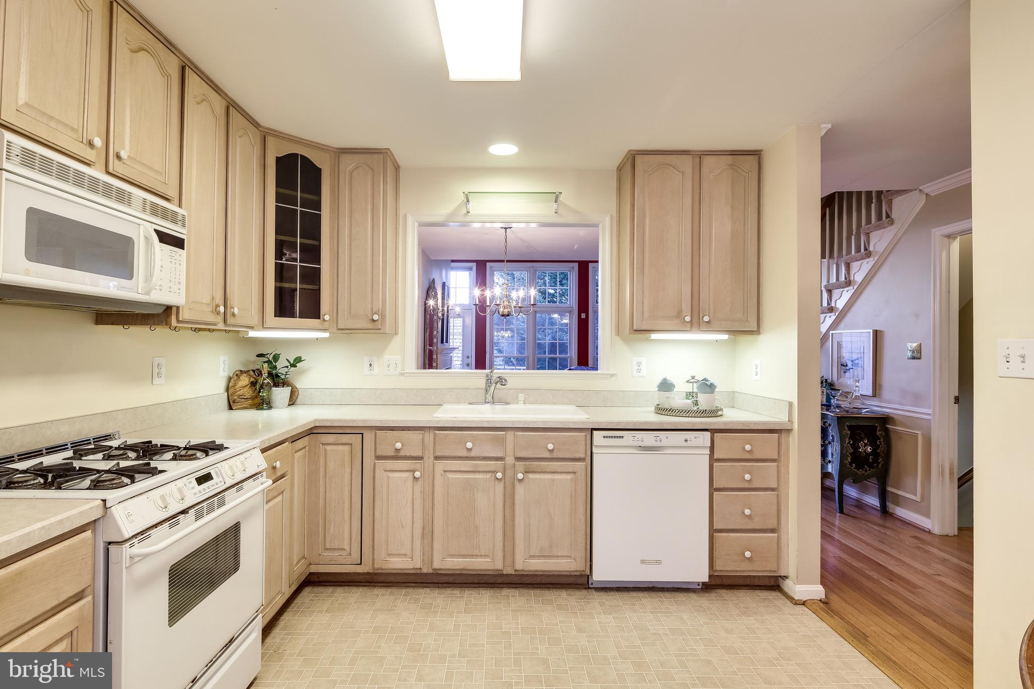 431 Little Quarry Road Gaithersburg, MD 20878 - Photo 6 of 40 Kitchen with pass through to Dining Room