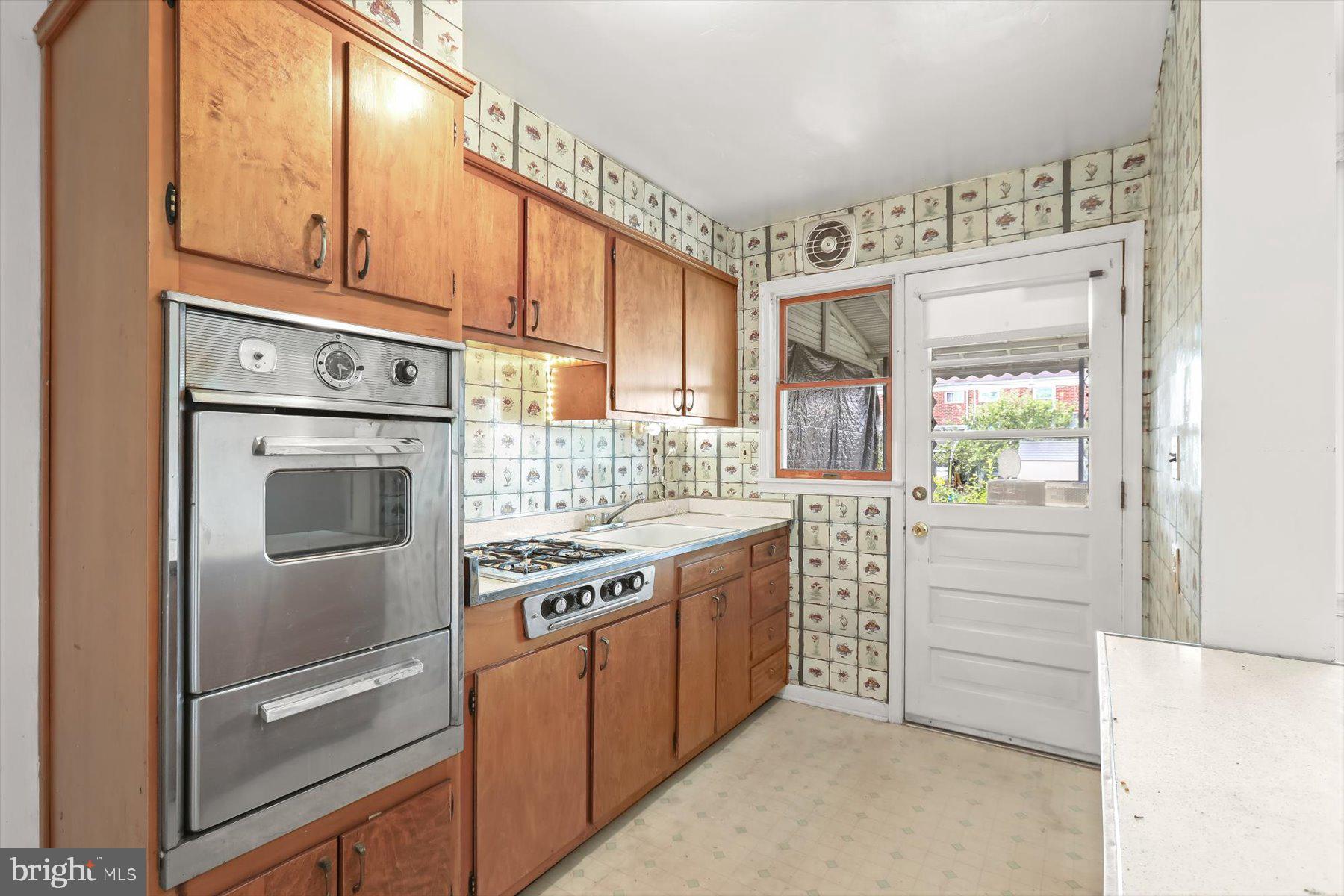2112 Graythorn Road Baltimore, MD 21220 - Photo 10 of 29 Gas cooking & access to rear covered porch