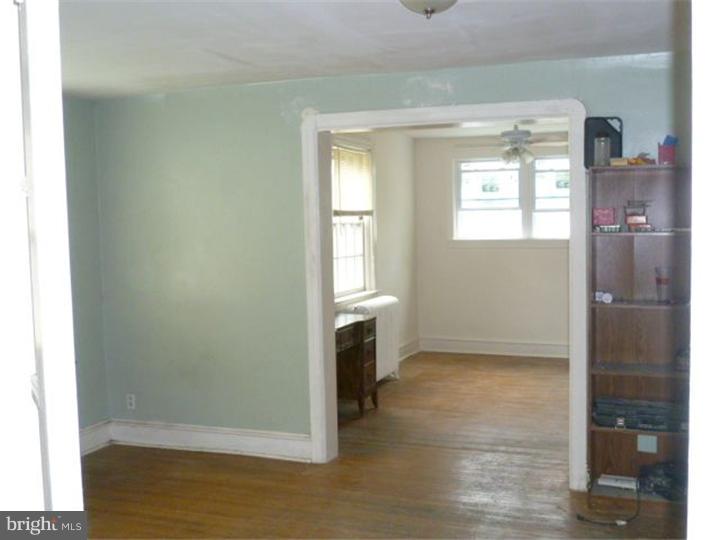 548 Hampden Road Upper Darby, PA 19082 - Photo 5 of 15 Living Room