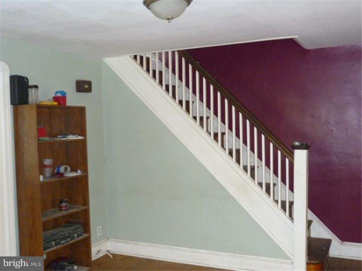 548 Hampden Road Upper Darby, PA 19082 - Photo 6 of 15 Living Room