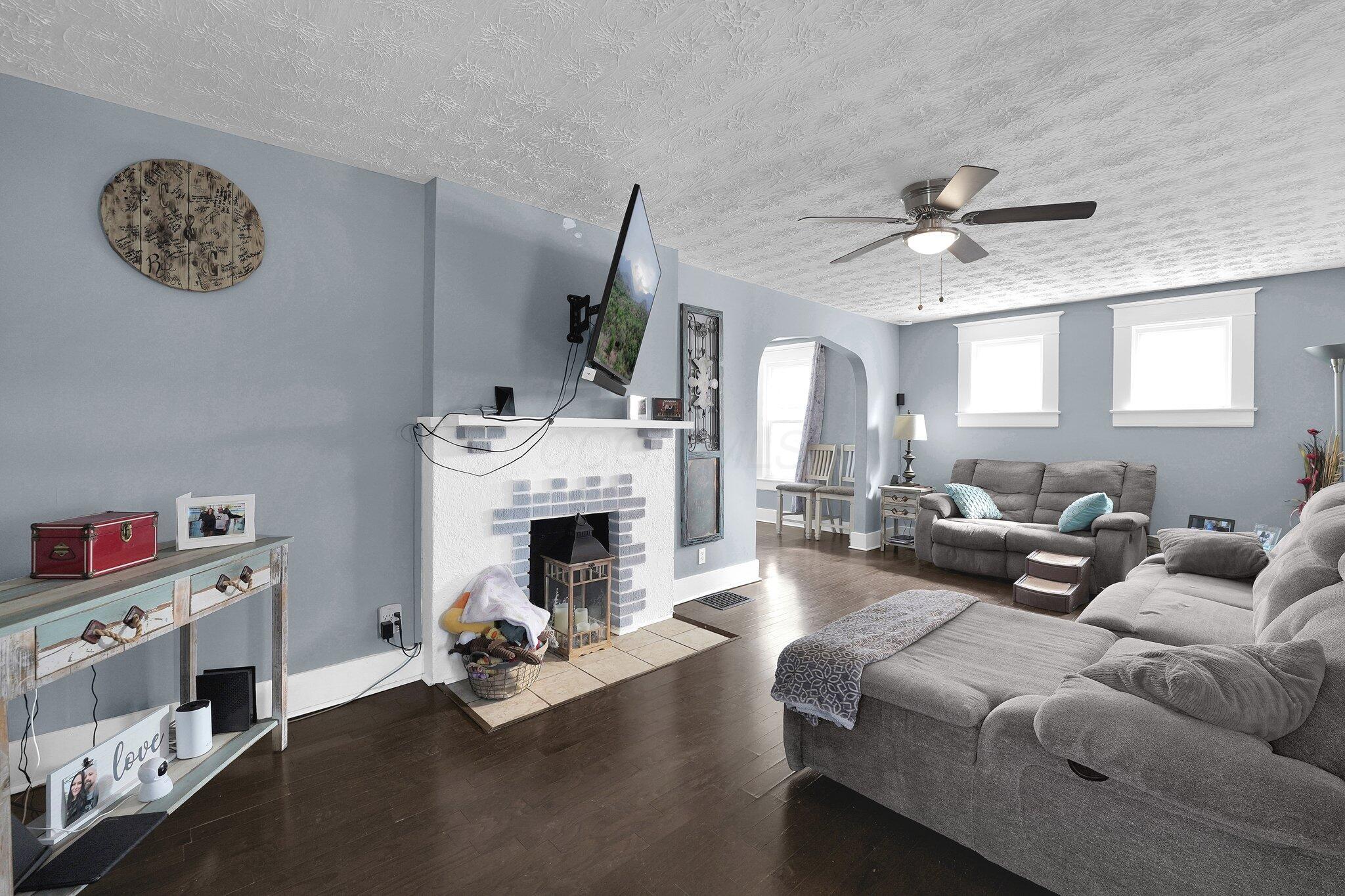 124 Hampton Place Springfield, OH 45504 - Photo 6 of 27 big living room