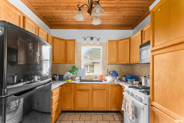 $70,000 | 617 East Virginia Avenue, Peoria, IL 61603