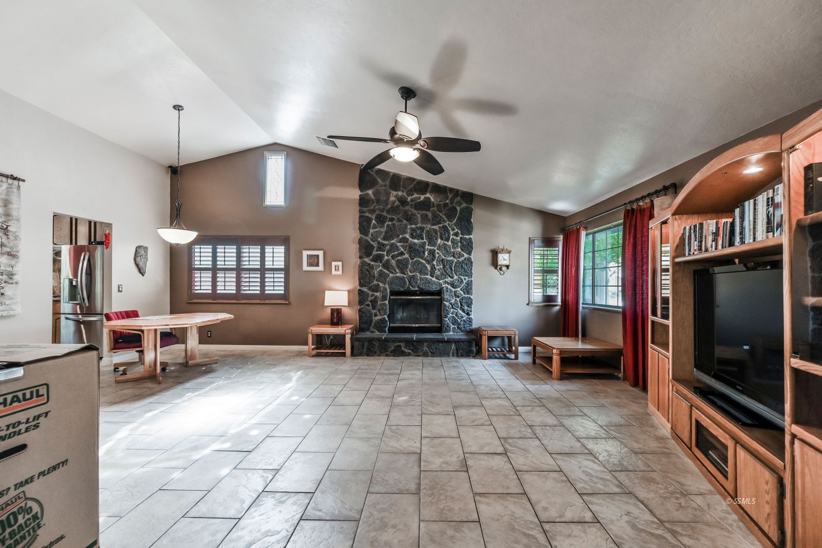 207 President Way Ridgecrest, CA 93555 - Photo 2 of 40
