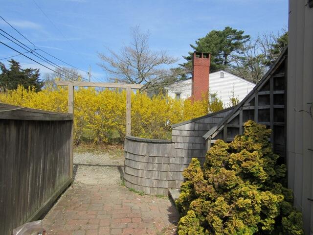 27 Gitche Gumee Road Buzzards Bay, MA 02532 - Photo 5 of 42 073
