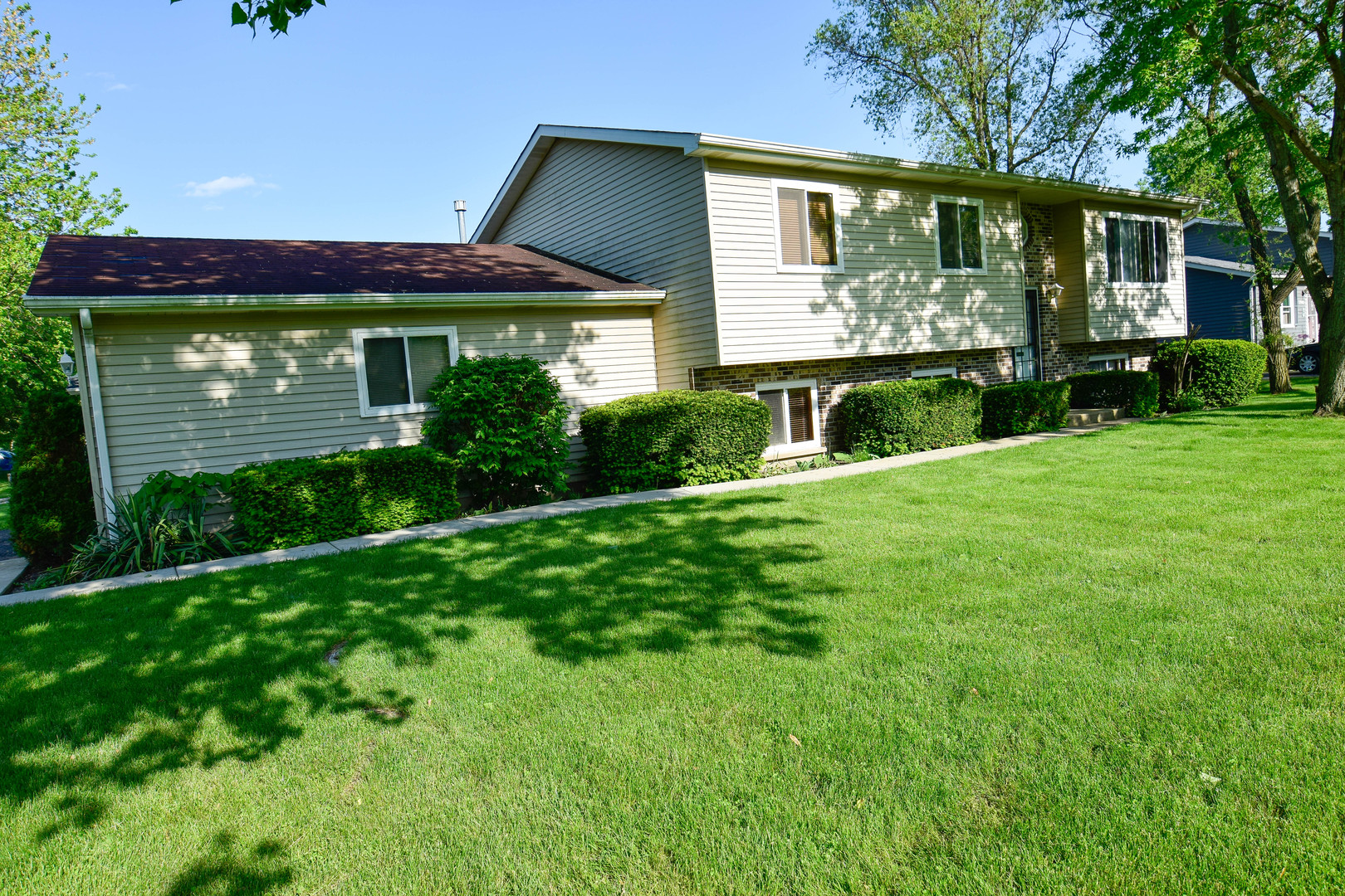 11415 West Edgewood Road Beach Park, IL 60087 - Photo 2 of 29 a front view of a house with garden