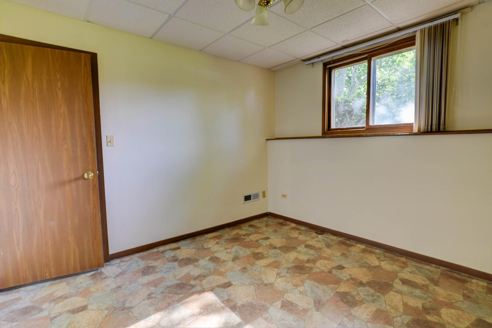11415 West Edgewood Road Beach Park, IL 60087 - Photo 25 of 29 an empty room with a window
