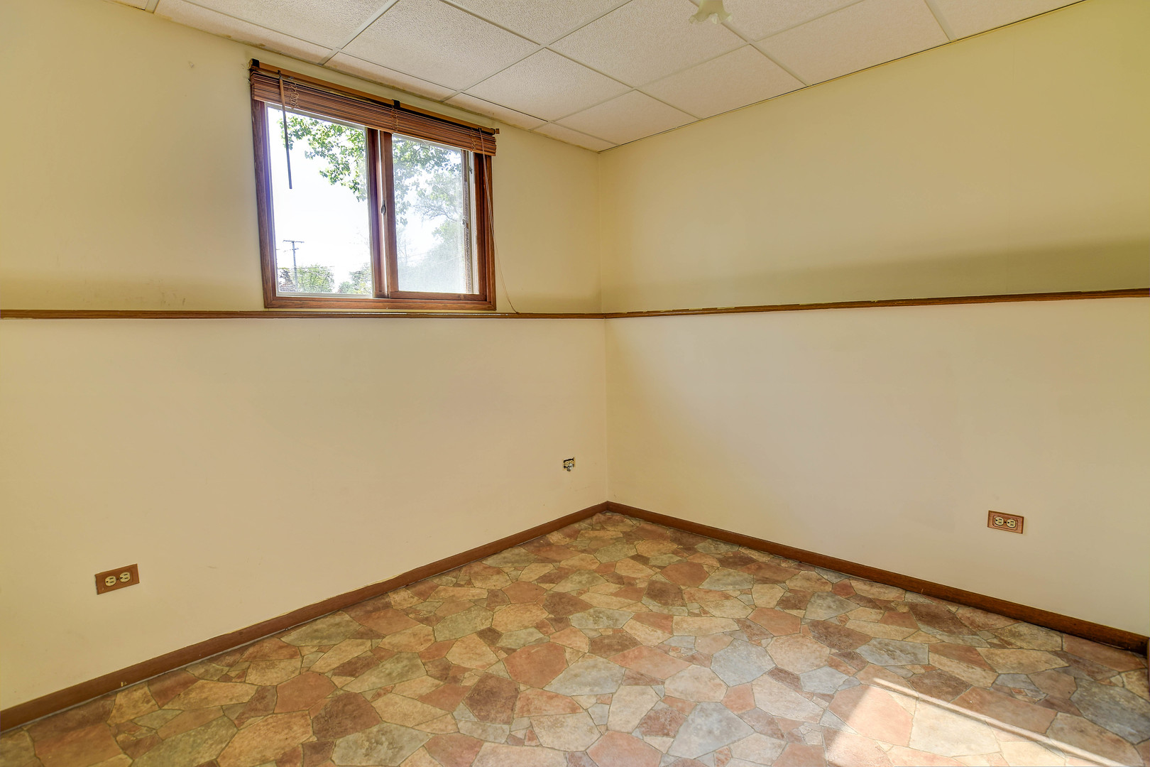 11415 West Edgewood Road Beach Park, IL 60087 - Photo 26 of 29 an empty room with a window