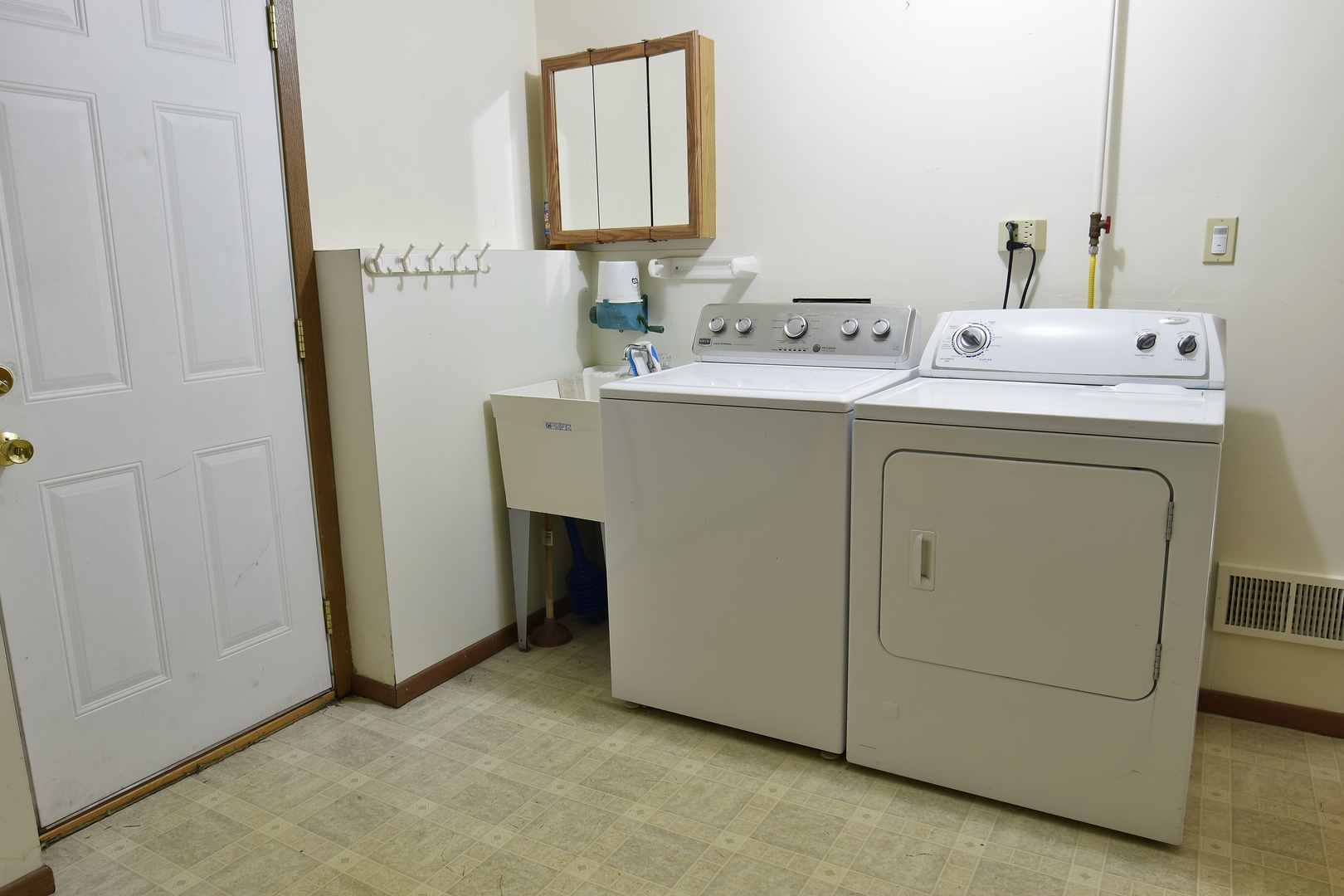 11415 West Edgewood Road Beach Park, IL 60087 - Photo 29 of 29 a utility room with dryer and washer
